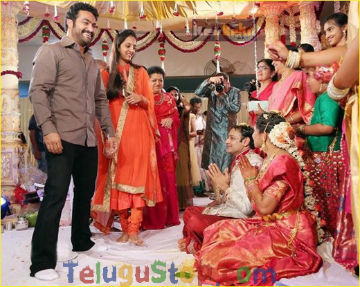 Caught On Cam : Ntr Along With Mother & Wife - Introduce Yourself