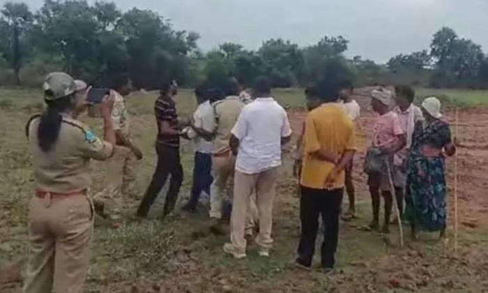  Attack On Forest Officials Leaves One Injured, Attack ,forest Officials ,one Inj-TeluguStop.com