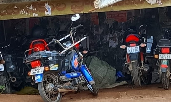  Bus Shelter As Shelter For Bikes...!, Bus Shelter , Bikes , Athmakur (m) , Yad-TeluguStop.com