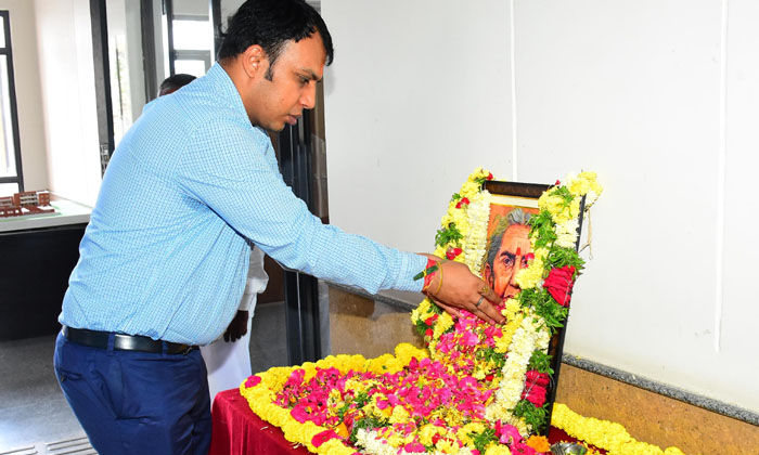  Collector Sandeep Kumar Jha Paid Tributes On Chakali Ailamma's Birthday.-TeluguStop.com