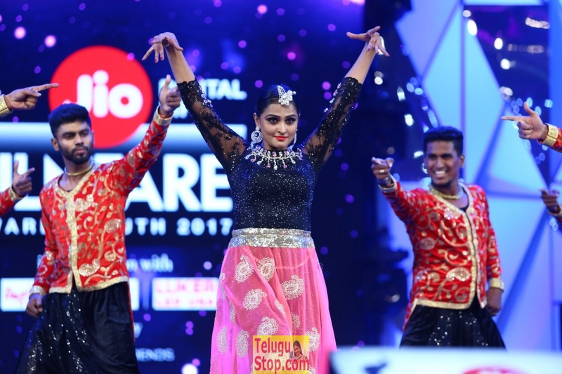 64th jio filmfare awards south 2017- Photos,Spicy Hot Pics,Images,High Resolution WallPapers Download