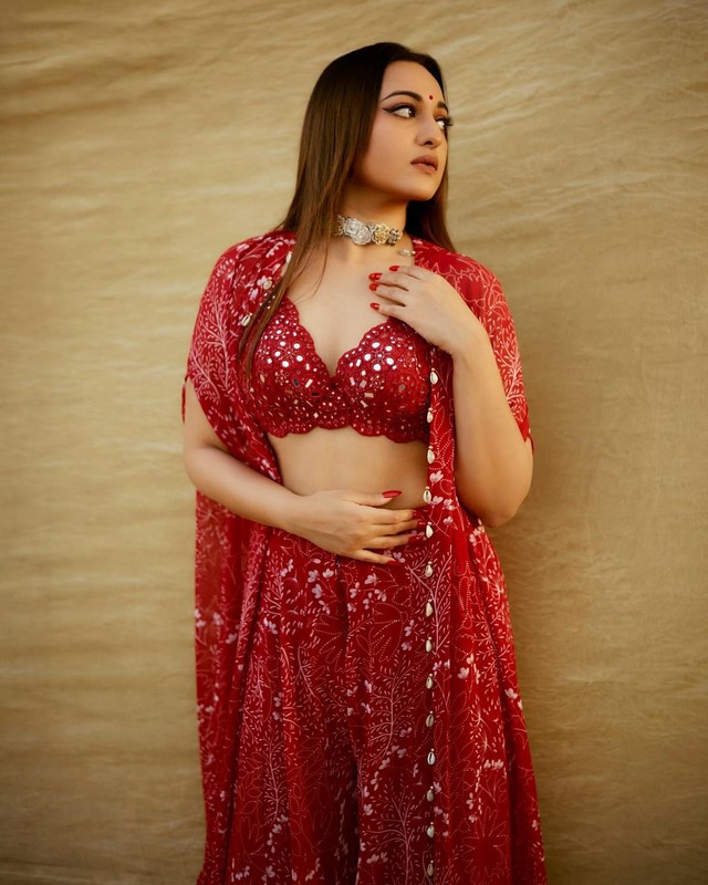 Actree sonakshi sinha looks stunning in a red dress-Sonakshisinha, Actresssonakshi, Sonakshi Sinha Photos,Spicy Hot Pics,Images,High Resolution WallPapers Download