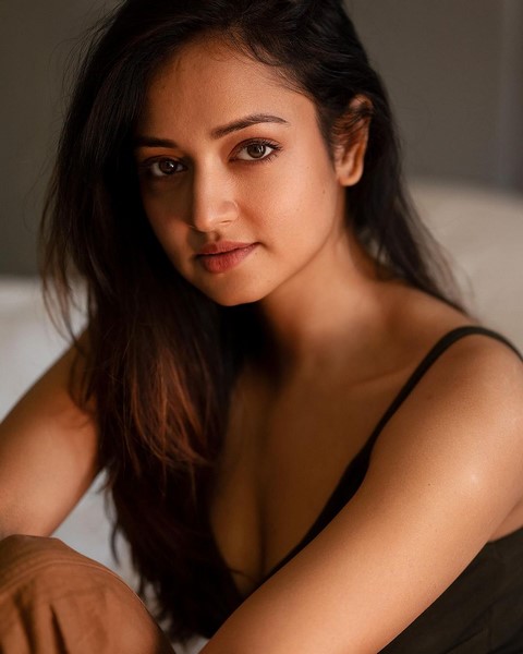 Actress shanvi srivastava is entertaining by sharing her beauty-Actressshanvi Photos,Spicy Hot Pics,Images,High Resolution WallPapers Download