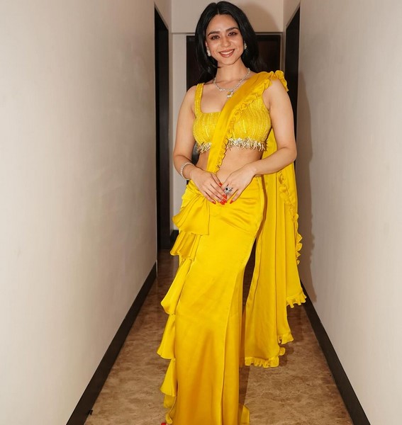 Actress soundarya sharmas half saree are shining images-Soundaryasharma Photos,Spicy Hot Pics,Images,High Resolution WallPapers Download
