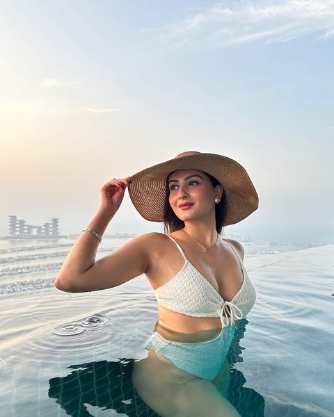 Actress zaara yesmin glamorous images at swimming pool-Actresszaara, Yesmin, Zaara Yesmin, Zaarayesmin Photos,Spicy Hot Pics,Images,High Resolution WallPapers Download