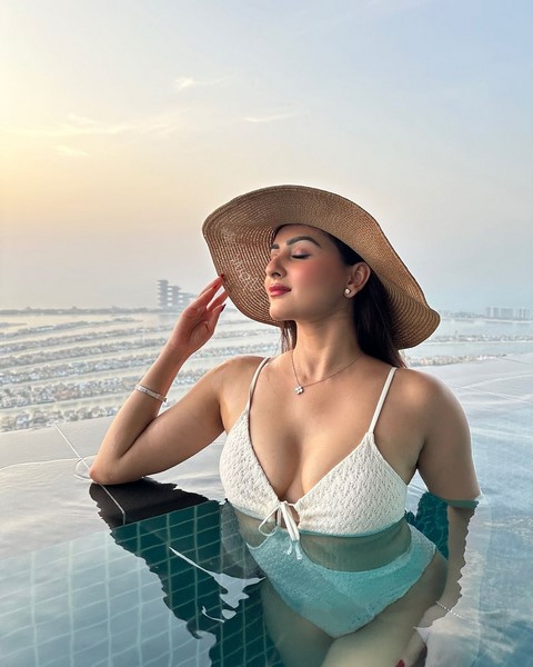 Actress zaara yesmin glamorous images at swimming pool-Actresszaara, Yesmin, Zaara Yesmin, Zaarayesmin Photos,Spicy Hot Pics,Images,High Resolution WallPapers Download