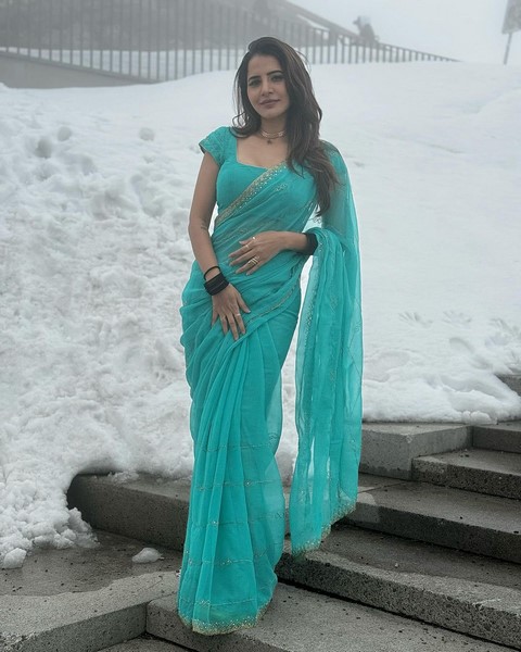 Ashu reddy saree photoshoot in snowy mountains goes viral-Actress, Actressashu, Ashu Reddy, Ashureddy, Ashu Reddy Hot, Ashu Reddy Rgv, Biggboss, Reddy, Rgv Ashu Reddy Photos,Spicy Hot Pics,Images,High Resolution WallPapers Download
