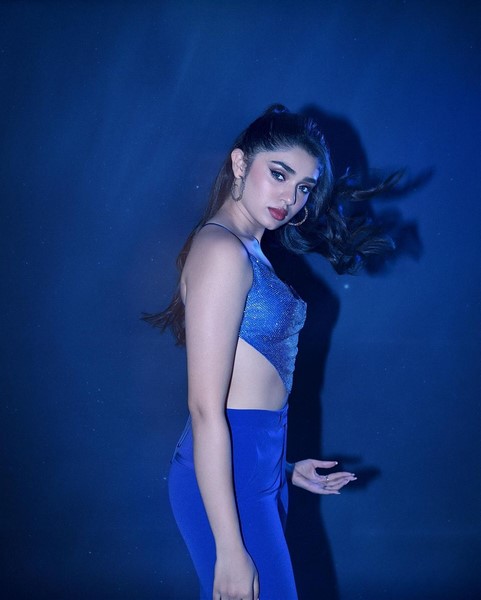 Kriti shetty is blossoming like a flower of beauty-Krithi Shetty, Krithishetty, Nithinkrithi Photos,Spicy Hot Pics,Images,High Resolution WallPapers Download