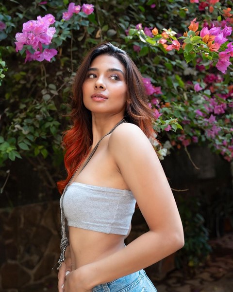 Natasha bharadwaj is entertaining showing off her waist navel beauty-Actressnatasha Photos,Spicy Hot Pics,Images,High Resolution WallPapers Download