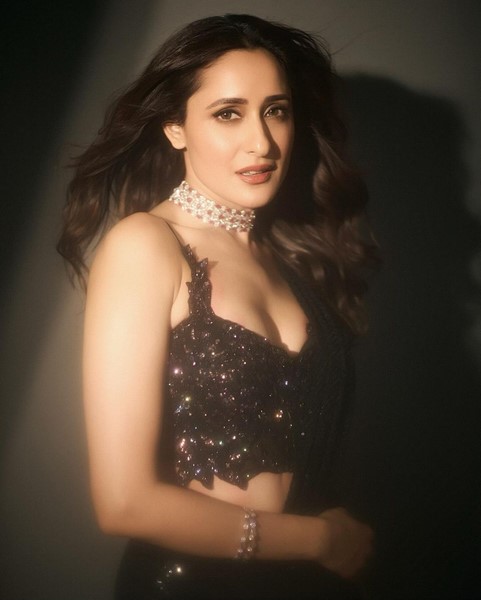 Pragya jaiswal is making netizens crazy by showing off her huge beauty-Pragya Jaiswal, Actresspragya, Pragyajaiswal Photos,Spicy Hot Pics,Images,High Resolution WallPapers Download