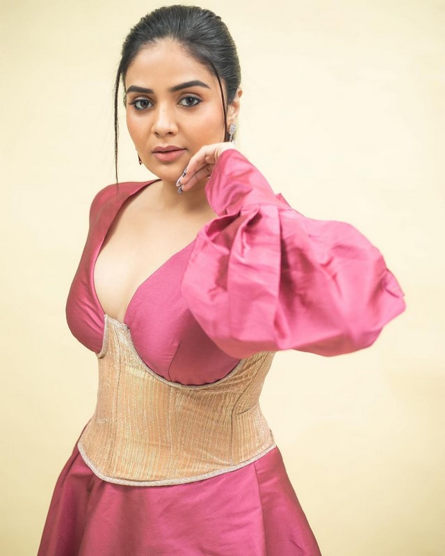 Sreemukhi seems to be glamorizing in these new images-Sreemukhi, Sreemukhihot Photos,Spicy Hot Pics,Images,High Resolution WallPapers Download