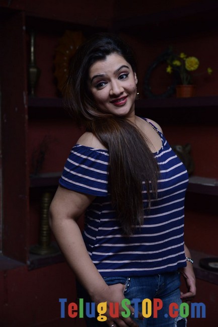 Aarthi agarwal new stills- Photos,Spicy Hot Pics,Images,High Resolution WallPapers Download