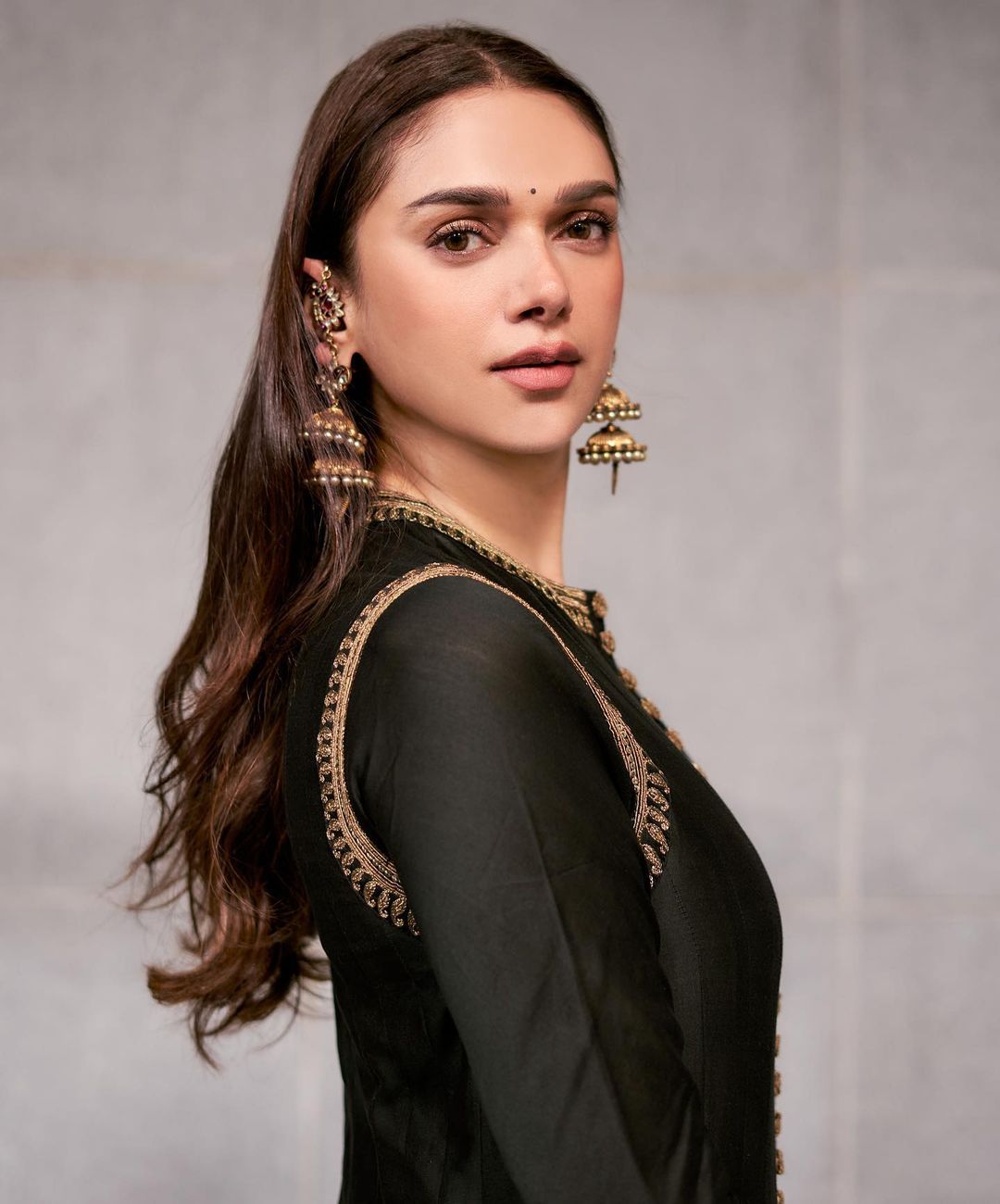 Actress aditi rao hydari flaunts boss lady vibes in this pictures-Aditirao Photos,Spicy Hot Pics,Images,High Resolution WallPapers Download