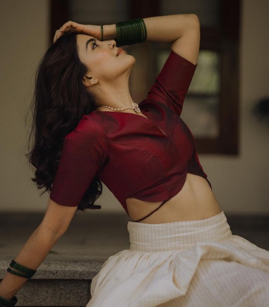 Actress amritha aiyer beauty showing latest pics-Actressamritha, Amritha Aiyer, Amrithaaiyer Photos,Spicy Hot Pics,Images,High Resolution WallPapers Download