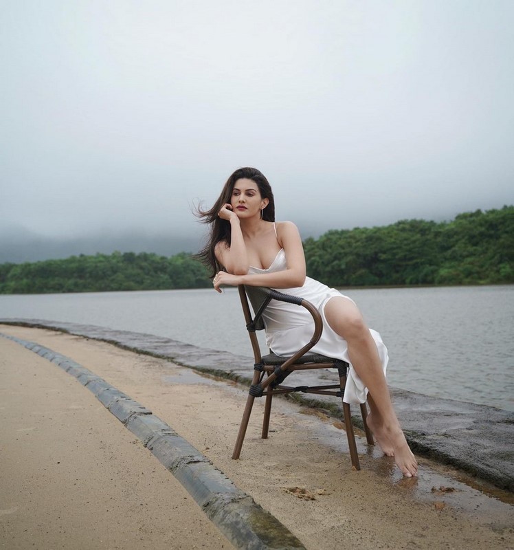 Actress amyra dastur white dress hot beauties showing in awesome clicks-Amyradastur, Actressamyra, Amyra Dastur Photos,Spicy Hot Pics,Images,High Resolution WallPapers Download
