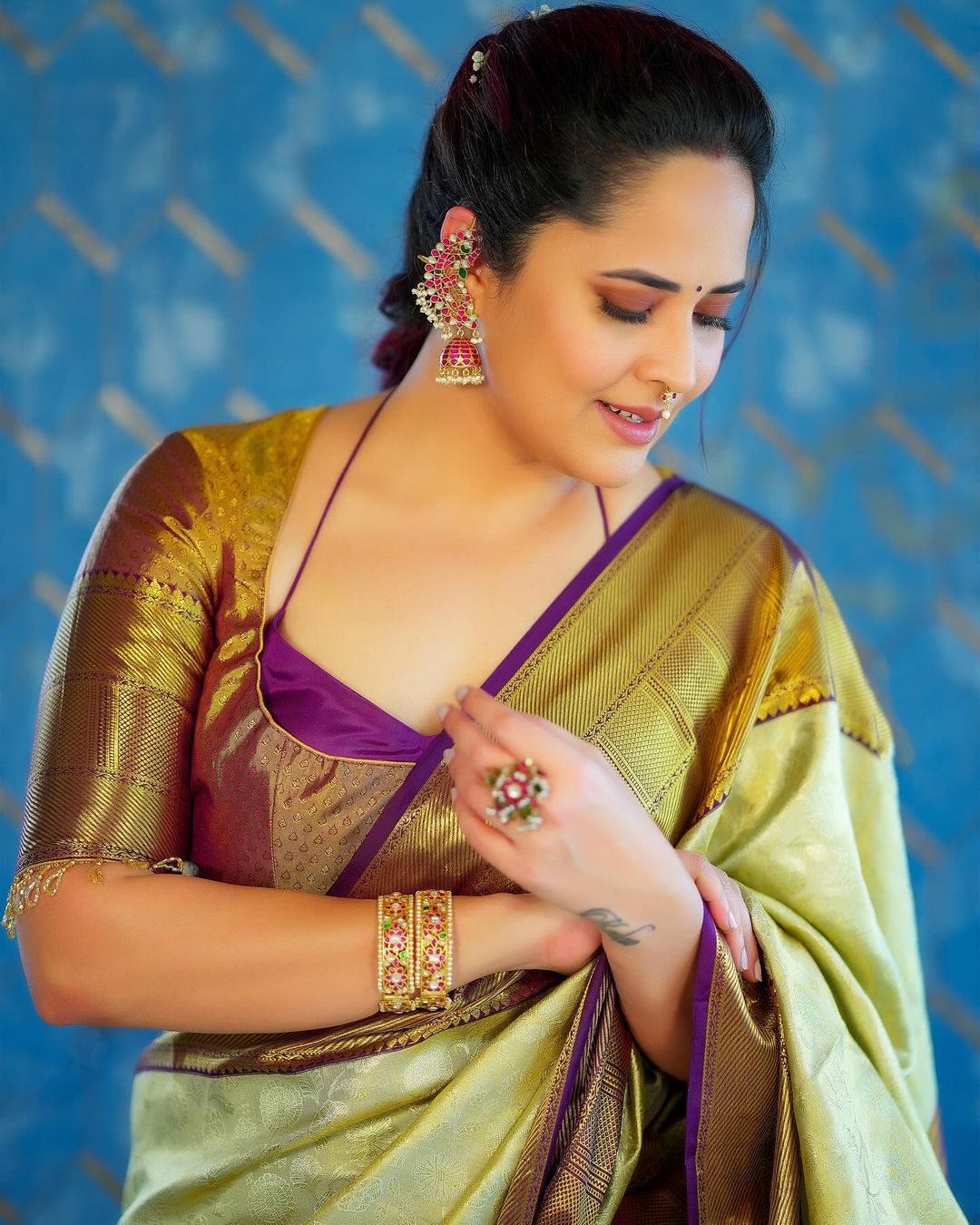 Actress anasuya bharadwaj is flirting with cute looks-Actressanasuya Photos,Spicy Hot Pics,Images,High Resolution WallPapers Download