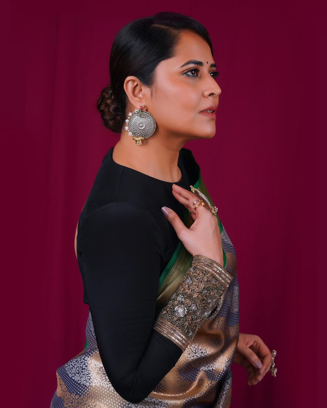 Actress anasuya bharadwaj shining in a traditional wear saree-Actressanasuya Photos,Spicy Hot Pics,Images,High Resolution WallPapers Download