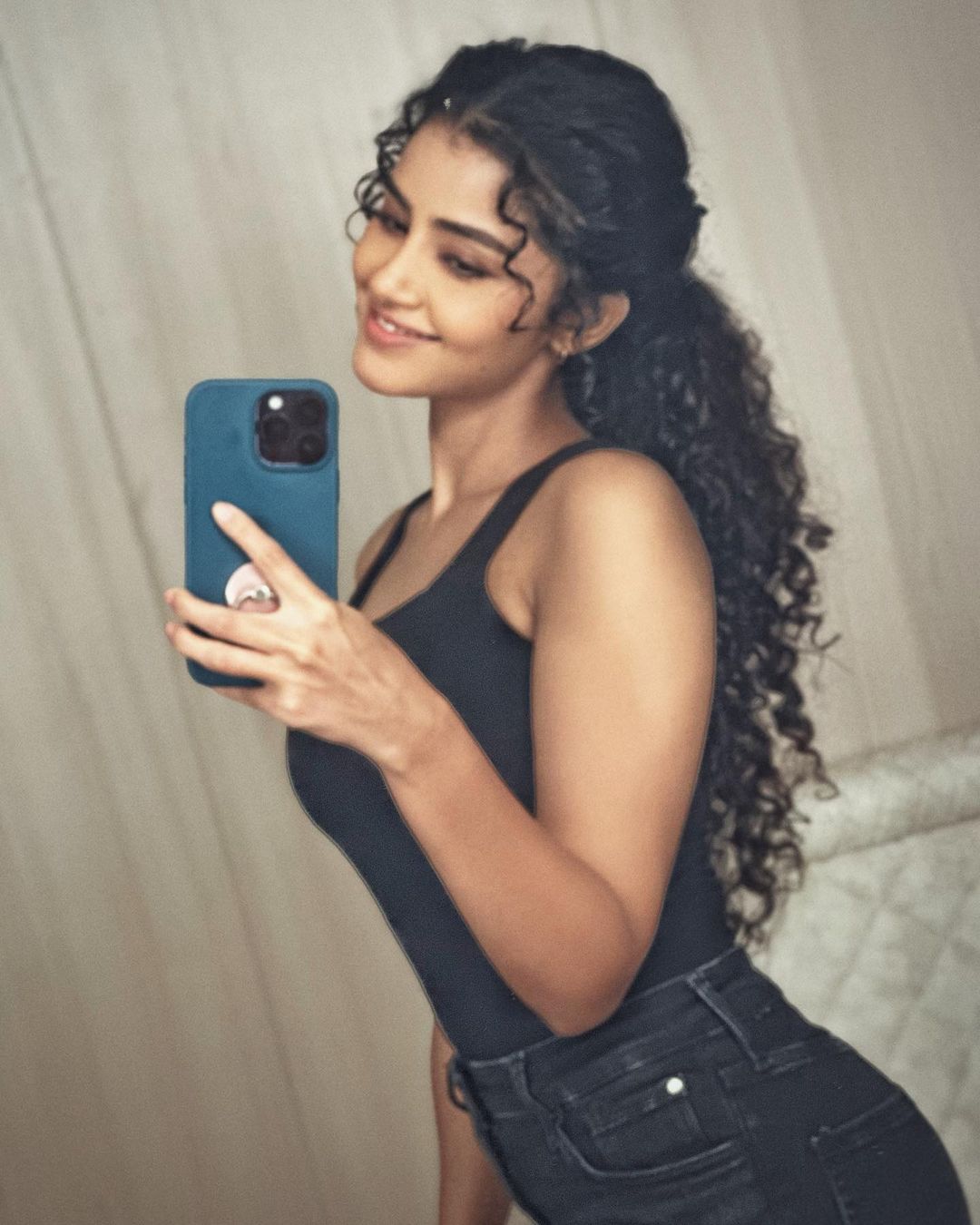 Actress anupama parameswaran is getting hot with her romantic clicks-Actressanupama Photos,Spicy Hot Pics,Images,High Resolution WallPapers Download