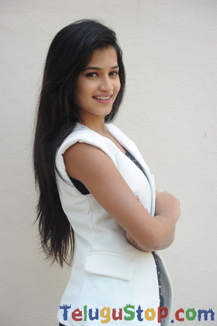 Actress anwika stills- Photos,Spicy Hot Pics,Images,High Resolution WallPapers Download