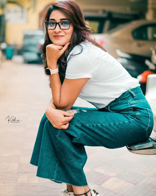 Actress bhanu shree shows us how to pose for a perfect pout-Actressbhanu, Bhanu Shree, Boillywoodhot, Hotactress, Teluguanchor, Teluguhot Photos,Spicy Hot Pics,Images,High Resolution WallPapers Download