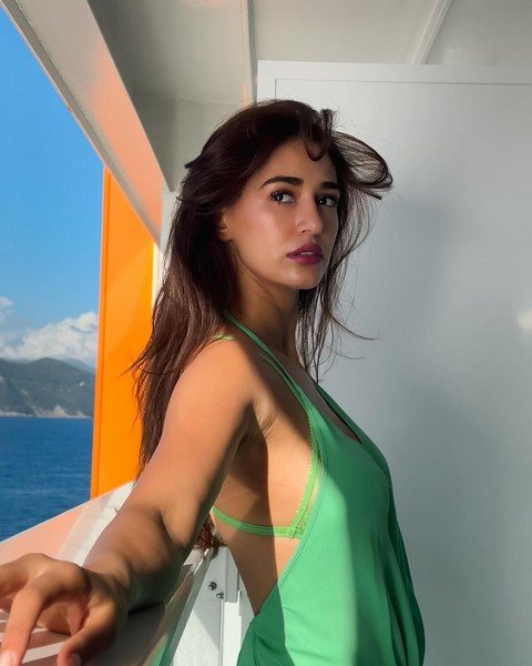 Actress disha patani images sweeping the internet-Actressdisha, Disha Patani Photos,Spicy Hot Pics,Images,High Resolution WallPapers Download