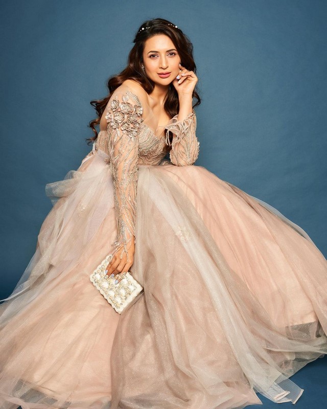 Actress divyanka tripathi sets hearts racing with her captivating pictures-Actressdivyanka Photos,Spicy Hot Pics,Images,High Resolution WallPapers Download