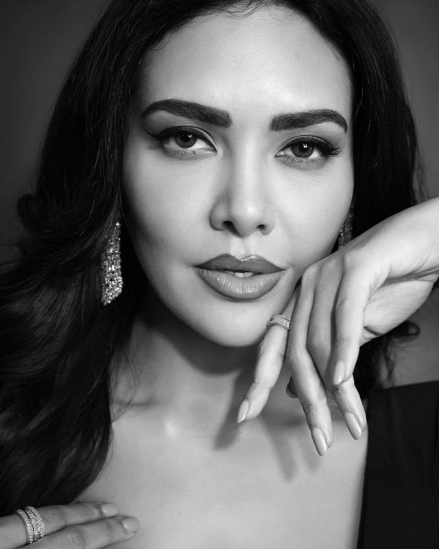 Actress esha gupta lady boss vibes in this pictures-Eshagupta, Esha Gupta, Sexyactress Photos,Spicy Hot Pics,Images,High Resolution WallPapers Download