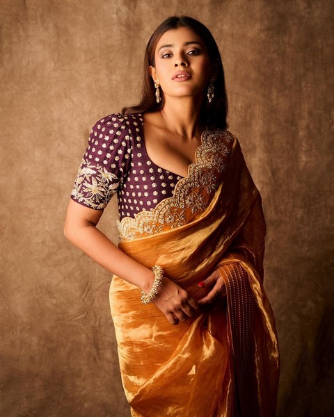 Actress hebba patel is born not only with the beauty of sarees-Rashi Singh Hot, Rashi Singh, Rashisingh Photos,Spicy Hot Pics,Images,High Resolution WallPapers Download