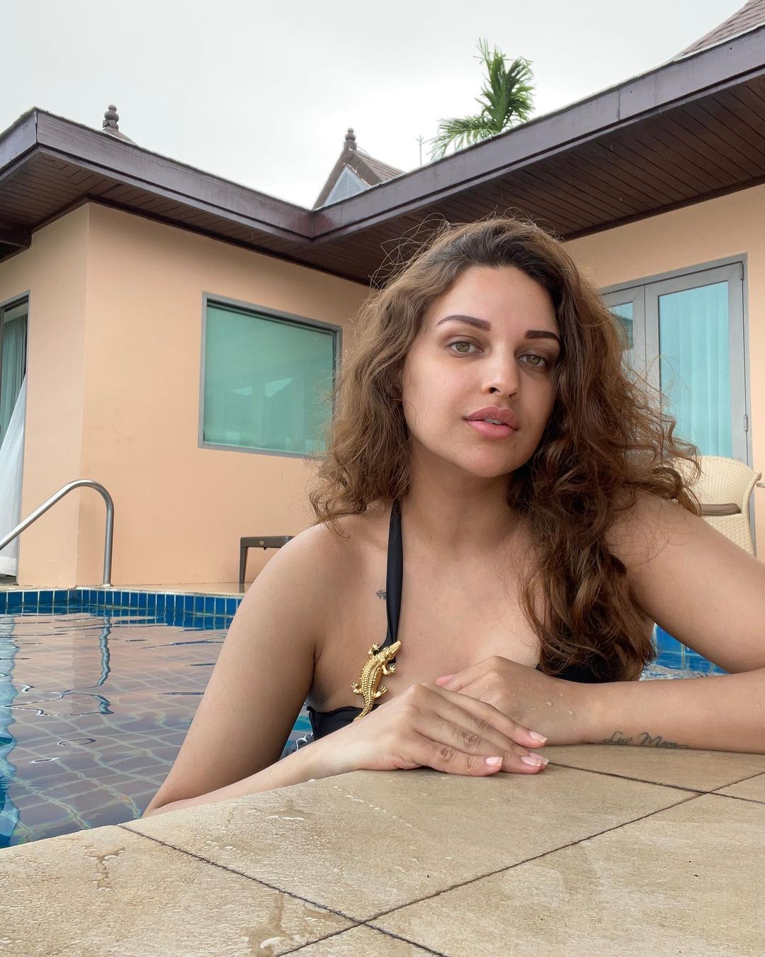 Actress himanshi khurana looking so beautiful in this clicks-Actresshimanshi Photos,Spicy Hot Pics,Images,High Resolution WallPapers Download
