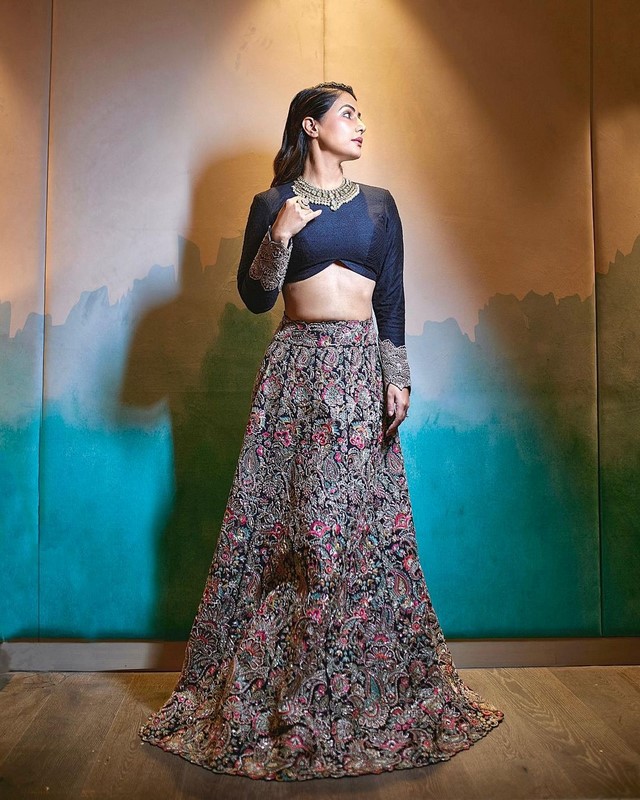 Actress hina khan with beautiful waist in lehenga choli with romantic looks-Hinakhan, Hina Khan, Hina Khan Pics Photos,Spicy Hot Pics,Images,High Resolution WallPapers Download