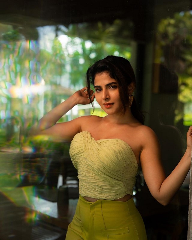 Actress iswarya menon stylish looking are too gorgeous-Actressiswarya, Aiswarya Menon, Ishwarya Menon, Iswarya Menon, Iswaryamenon Photos,Spicy Hot Pics,Images,High Resolution WallPapers Download