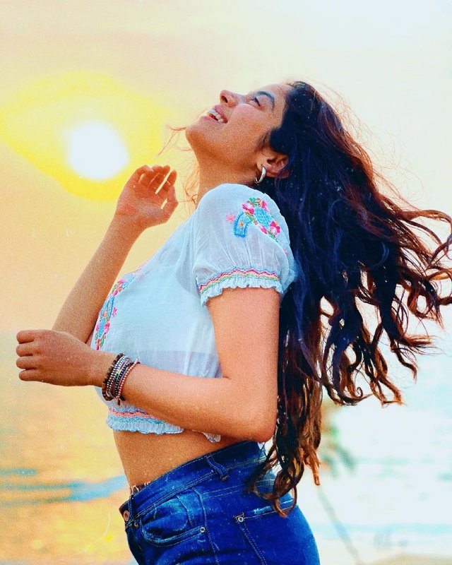 Actress janhvi kapoor adorable poses-Actressjanhvi, Janhvi Kapoor, Janhvikapoor Photos,Spicy Hot Pics,Images,High Resolution WallPapers Download