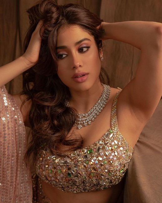 Actress janhvi kapoor traditional styles images-Actressjanhvi, Bollywoodjanhvi, Janhvi Kapoor, Janhvikapoor Photos,Spicy Hot Pics,Images,High Resolution WallPapers Download