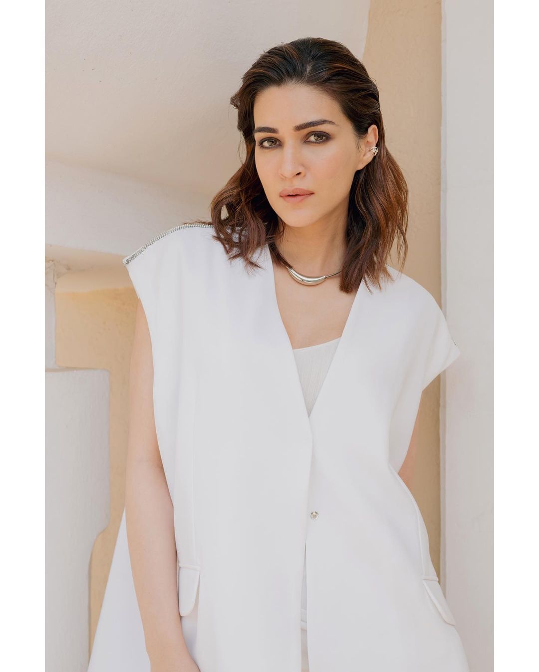 Actress kriti sanon looks like a lady boss-Actresskriti, Kriti Sanon Photos,Spicy Hot Pics,Images,High Resolution WallPapers Download