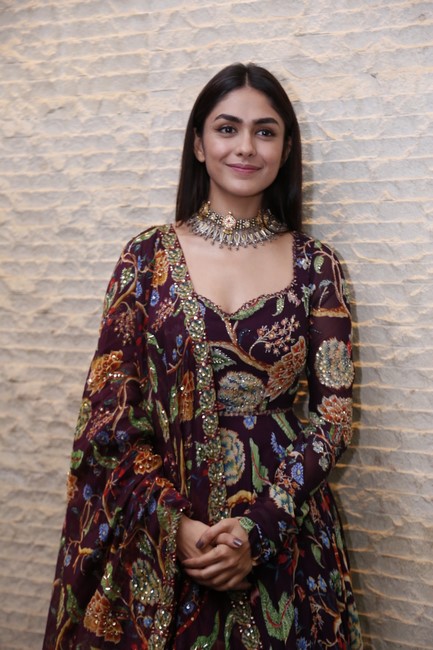 Actress mrunal thakur awesome photos-Mrunalthakur, Actressmrunal, Mrunal Thakur Photos,Spicy Hot Pics,Images,High Resolution WallPapers Download