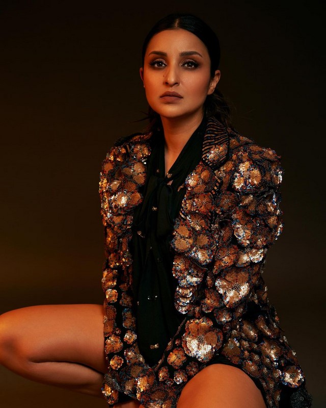Actress parineeti chopra glamorous images shake up the social media-Parineetichopr, Parineetichopra Photos,Spicy Hot Pics,Images,High Resolution WallPapers Download