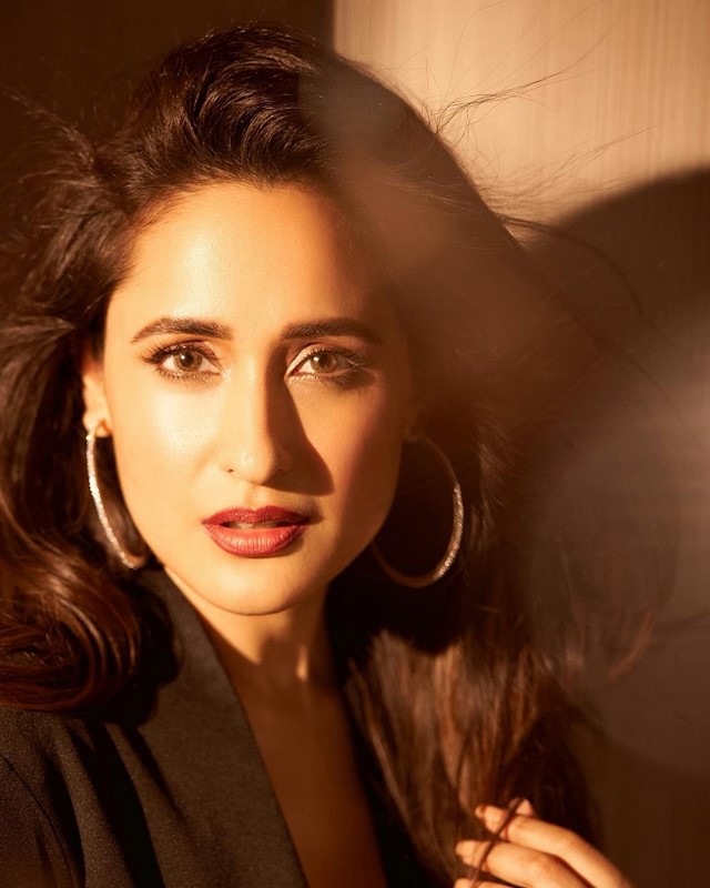 Actress pragya jaiswal jeans button remove and show navel in this pictures-@jaiswalpragya, Actresspragya, Pragya Jaiswal Photos,Spicy Hot Pics,Images,High Resolution WallPapers Download