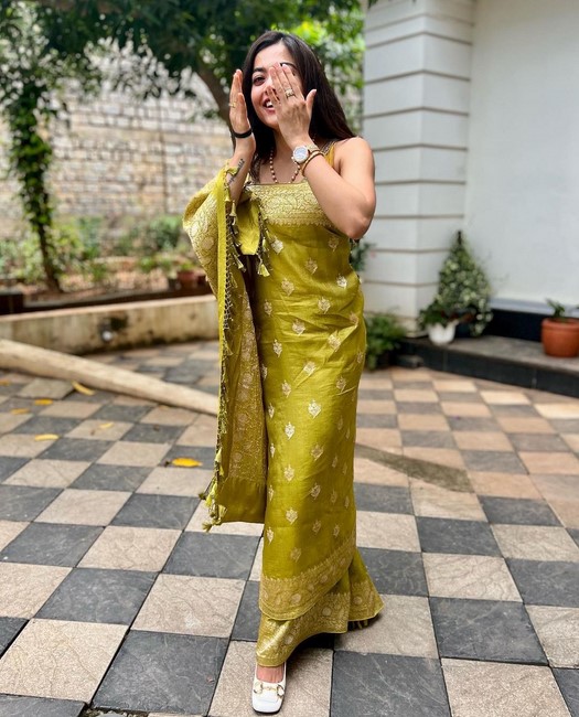 Actress rashmika mandanna looks stunning in this images-@rashmikamandanna, Actressrashmika, Pushpa Photos,Spicy Hot Pics,Images,High Resolution WallPapers Download