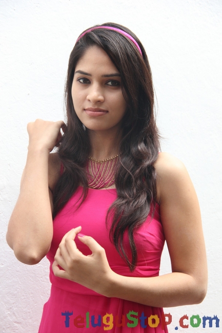 Actress saniya thara stills- Photos,Spicy Hot Pics,Images,High Resolution WallPapers Download