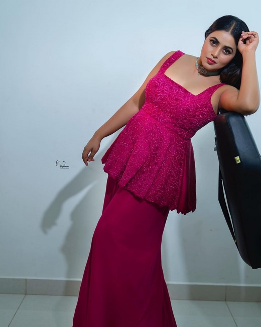 Actress shamna kkasim purnaa shows us how to pose for a perfect pout-Actresspurnaa, Actressshamna, Poornabeautiful, Poorna, Shamna Kkasim Photos,Spicy Hot Pics,Images,High Resolution WallPapers Download