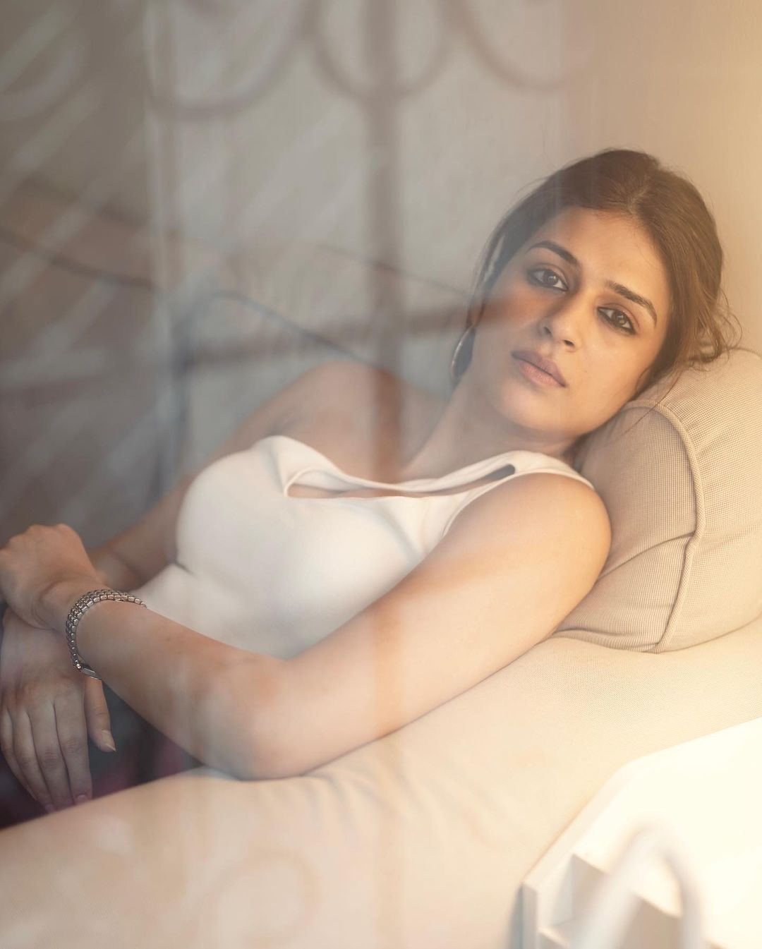 Actress shraddha das impressing viewers with her glamorous photos-Actressshraddha, Shraddha Das Photos,Spicy Hot Pics,Images,High Resolution WallPapers Download