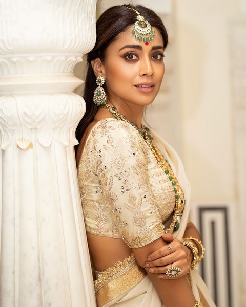 Actress shriya saran turned all eyes towards her in traditional wear-Actressshriya, Shriya, Shriya Saran, Shriyasaran Photos,Spicy Hot Pics,Images,High Resolution WallPapers Download