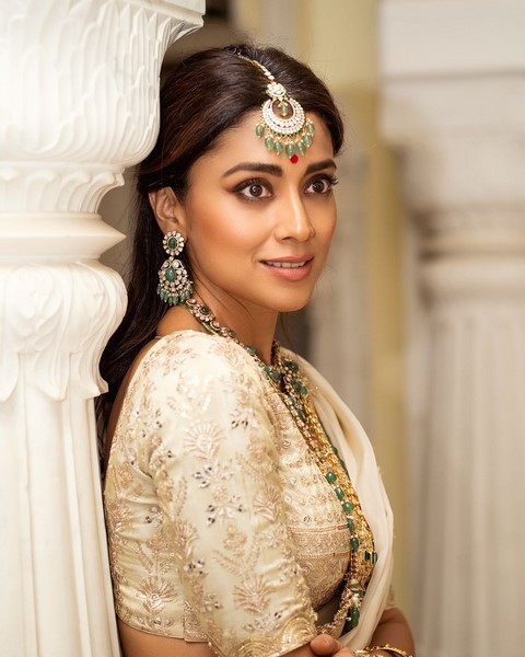 Actress shriya saran turned all eyes towards her in traditional wear-Actressshriya, Shriya, Shriya Saran, Shriyasaran Photos,Spicy Hot Pics,Images,High Resolution WallPapers Download