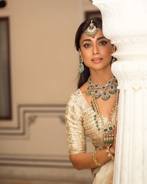 Actress shriya saran turned all eyes towards her in traditional wear-Actressshriya, Shriya, Shriya Saran, Shriyasaran Photos,Spicy Hot Pics,Images,High Resolution WallPapers Download