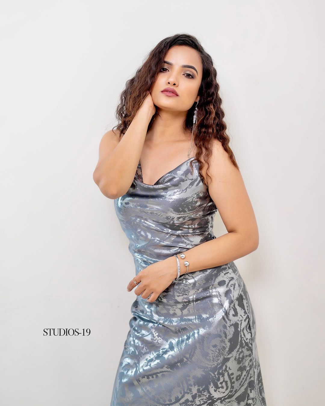 Actress siri hanumanthu new glamorous photo shoot-Actresssiri, Siri Hanumanthu Photos,Spicy Hot Pics,Images,High Resolution WallPapers Download