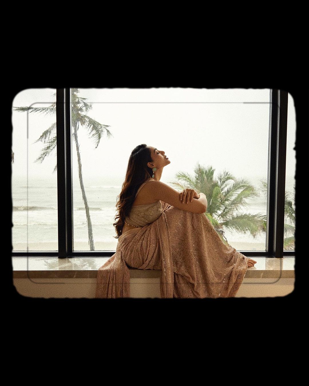 Actress sobhita dhulipala ups her style in this new saree stills- Photos,Spicy Hot Pics,Images,High Resolution WallPapers Download