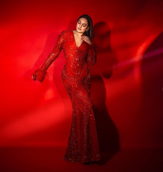 Actress sonakshi sinha captivating clicks are winning the internet-Actresssonakshi, Hotactress, Hotindian, Indianactress, Sonakshi Sinha, Sonakshisinha Photos,Spicy Hot Pics,Images,High Resolution WallPapers Download