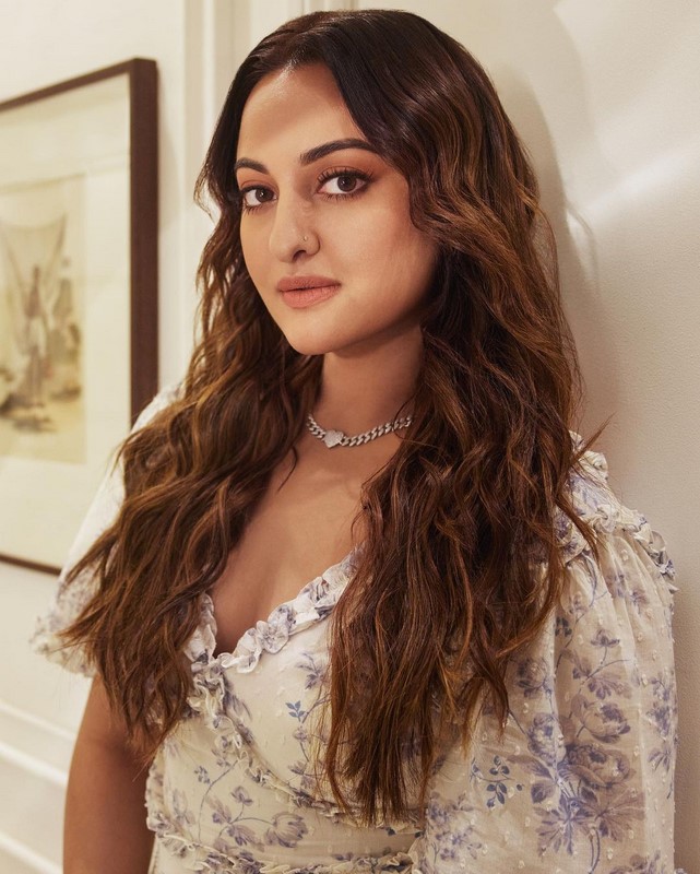 Actress sonakshi sinha is making a fuss with her beauty-@aslisona, Sonakshisinha, Actresssonakshi, Sonakshi Sinha Photos,Spicy Hot Pics,Images,High Resolution WallPapers Download