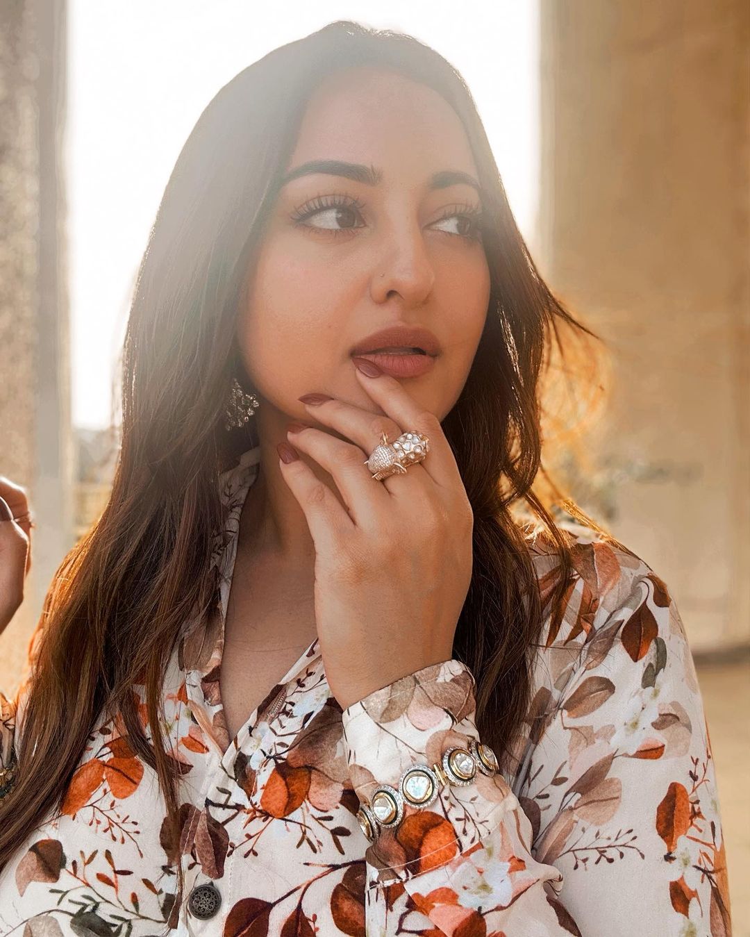 Actress sonakshi sinha looks cool and amazing poses-Actresssonakshi, Sonakshi Sinha Photos,Spicy Hot Pics,Images,High Resolution WallPapers Download