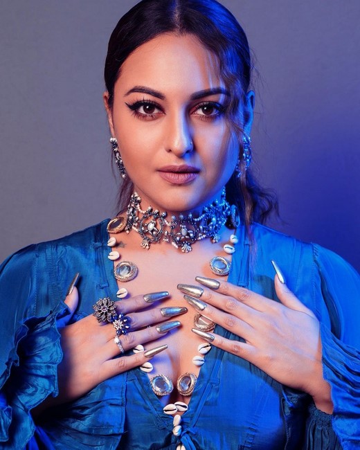 Actress sonakshi sinha most attract everyone in these pictures-Sonakshisinha, Actresssonakshi, Sonakshi Sinha Photos,Spicy Hot Pics,Images,High Resolution WallPapers Download